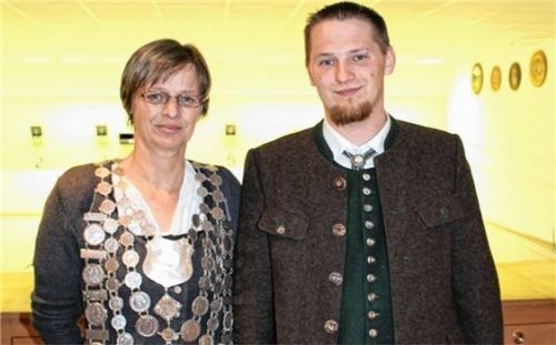 Zielsichere Familie: Königin Christine Schnell mit ihrem Sohn und Schützenmeister Michael Schnell.Foto re