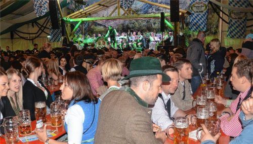 Zünftige Musik, gute Stimmung, bayerische Schmankerl, ein abwechslungsreiches Veranstaltungs- und Vergnügungsprogramm, OVB-Abocard-Aktion, Familientag, tolle Fahrgeschäfte, Brillantfeuerwerk: Das Frühlingsfest in Pang bietet viele attraktive Höhepunkte. Fotos ru