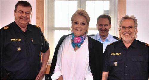 Zufrieden mit der Sicherheitslage in Rosenheim: Polizei-Vizeipräsident Harald Pickert, Rosenheims Oberbürgermeisterin Gabriele Bauer, der Leiter der Rosenheimer Bundespolizei Reinhard Tomm und Polizeipräsident Robert Kopp (von links). Foto Schlecker