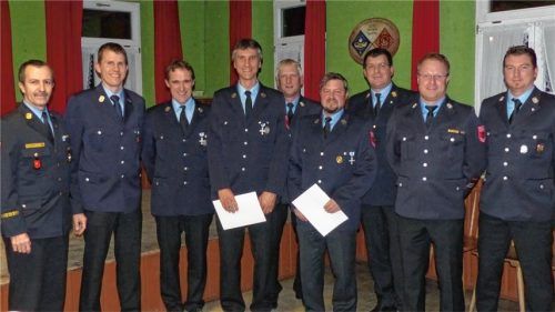 Zufriedene Gesichter bei der Jahreshauptversammlung der Freiwilligen Feuerwehr Riedering: Kreisbrandrat Richard Schrank, Zweiter Vorstand Johann Schuster, Erster Vorstand Josef Loferer, Martin Rumpl, Kreisbrandmeister Rainer Tippl, Thomas Bauer, Kreisbrandinspektor Franz Hochhäuser, Erster Kommandant Josef Habl, Zweiter Kommandant Martin Westner (von links).Foto elk