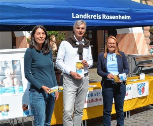 Zum Auftakt der Impfwoche informierten gestern Dr. Ariane Hermann-Groß, Dr. Wolfgang Hierl und Dr. Ute Heckl (von links) die Bevölkerung in der Rosenheimer Fußgängerzone. Foto Rossteuscher