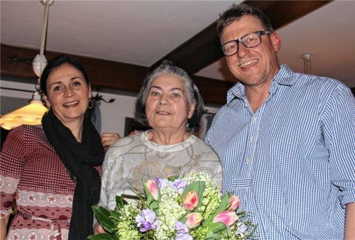 Zum Ehrenmitglied wurde Helga Kraus (Mitte) vom Vorsitzenden Franz Hefter und seiner Stellvertreterin Bettina Angerer ernannt.Foto hoffmann