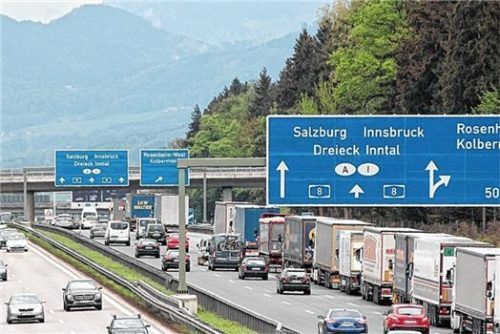 Zwei Spuren blieben für den Pkw-Verkehr übrig. Diese waren bis auf kürzere Behinderungen frei.