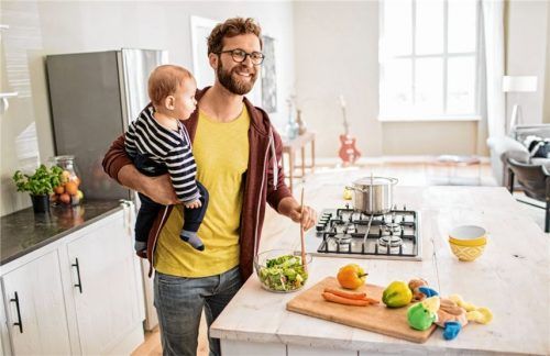 Zwischen Job und Familienalltag finden nur wenige die Zeit, frisch und ausgewogen zu kochen. Foto djd/LR Health & Beauty