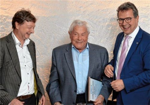 60 Jahre bei den Christsozialen: Hans Heiss (Mitte) bekam von Norbert Eckstein (links) und Klaus Stöttner die Urkunde überreicht. Foto re