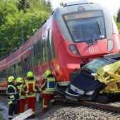 Zug erfasst Auto – zwei Münchnerinnen sterben