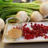 Maibock mit Mairübchen und Johannisbeeren