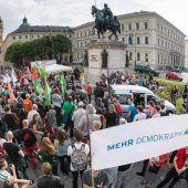 Demo und Klagen