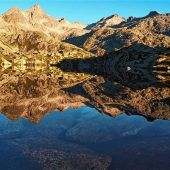 Berge spiegeln sich im klaren Wasser