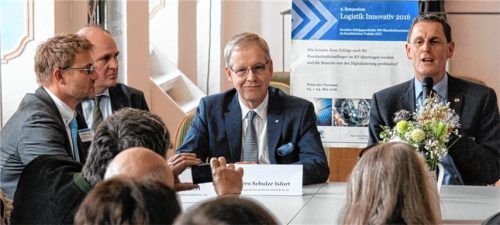 Alle zwei Jahre findet das Symposium Logistik Innovativ in Prien statt – Hier ganz recht mit Initiator und Veranstalter Karl Fischer, Leiter des Priener Logistik Kompetenz Zentrums (LKZ). Foto nk