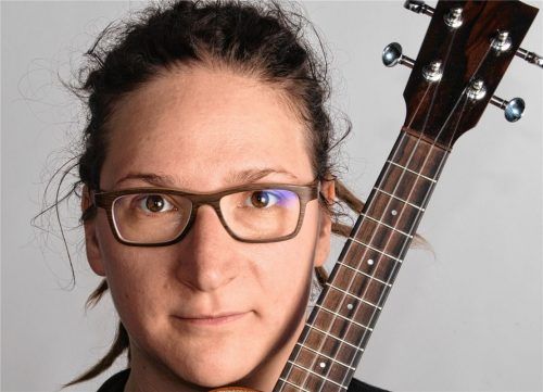 Aller Anfang ist leicht, sagt Elisabeth Pfeiffer. „Die ersten vier Akkorde an der Ukulele lernt man in einer Stunde, dann braucht es wie bei allen anderen Instrumenmten auch vor allem eines: Durchhaltevermögen.“Foto Pfeiffer