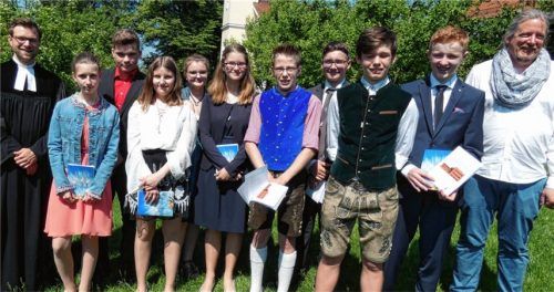 Als vollwertige Mitglieder in die Pfarrgemeinde aufgenommen