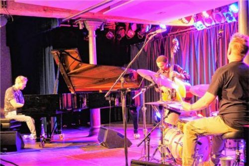 Am Piano Namensgeber und Komponist Martin Tingvall. Am Kontrabass Omar Rodriguez Calvo und am Schlagzeuger Jürgen Spiegel.Foto vk