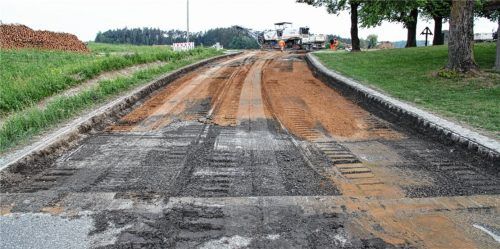 Am vergangenen Montag war Baubeginn, von der Kreuzung in Haunertsholzen war aber schon gestern nichts mehr zu sehen. Die Hoffnung, dass dadurch – zumindest bis zum Ende der Bauarbeiten im September 2018 – der Lkw-Verkehr weniger wird, ist gering. Obwohl die MÜ36 wegen des Baus des Kreisverkehrs dort gesperrt ist, lassen sich Brummifahrer immer noch durch ihr Navigationsgerät fehlleiten, brettern dabei auch durch Niedertaufkirchen.Fotos je