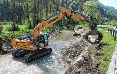 An der Prien wird fleißig gebaggert