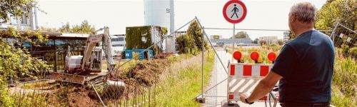An dieser Stelle wird künftig der nördliche Pylon für die Schrägseilbrücke über Mangfallkanal und Mangfall stehen. Der Geh- und Radweg ist seit gestern gesperrt.Foto gruber