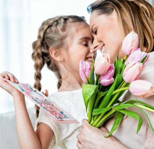 An ihrem Ehrentag lassen sich Mütter gerne verwöhnen und freuen sich über eine kleine Aufmerksamkeit von ihren Lieben. Foto rgz/Emil/LIGHTFIELD STUDIOS - stock.adobe.com