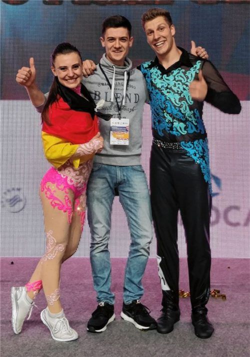 Anja Gentner und Christian Gartmeier vom RRC Rosenheim 1977 mit ihrem Trainer Lukas Brauer bei der EM in Moskau.