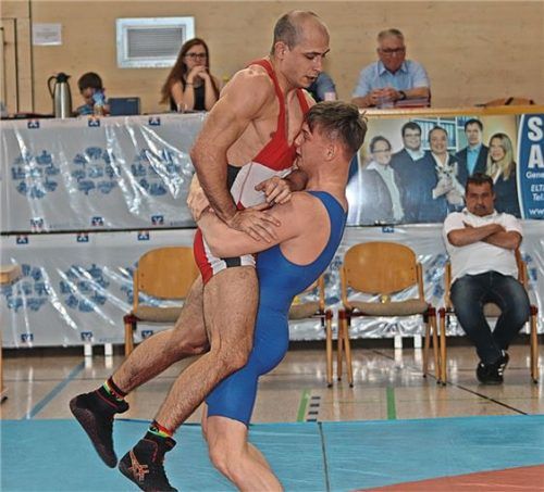 Artur Tatarinov (blaues Trikot) war gerade dabei, sich seinen Kontrahenten für seinen Wurf vorzubereiten, als der Mattenleiter die Aktion umstritten beendete. Foto  Wittenzellner