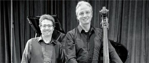 Auf dem Foto nur in Schwarz-Weiß, das Programm wird bunt: Claus Freudenstein (rechts) und Thomas Hartmann. Foto re
