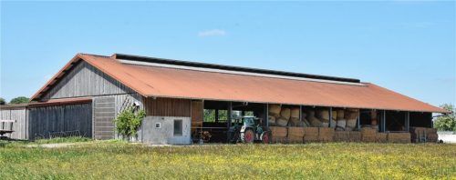 Auf diesem Grundstück an der Innfeldstraße soll ein Stall umgebaut, erweitert und um eine Maschinenhalle sowie später um ein Betriebsleiterhaus ergänzt werden. Foto Schlecker