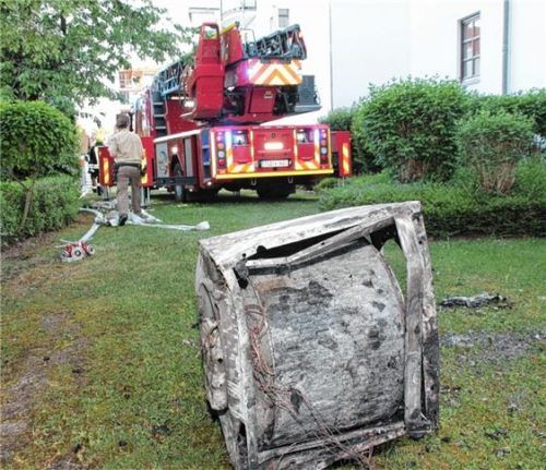 Auf einer Wiese vor dem Anwesen deponierte die Feuerwehr den Trockner, der den Brand auslöste.Foto Reisner