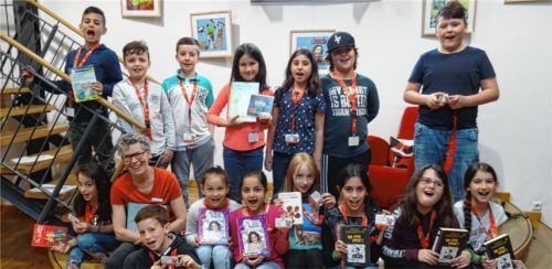Aufregender Vormittag: Die Klasse 4a der Astrid-Lindgren-Grundschule mit der Leiterin des Kinderhauses Gabriela Schmidt. Foto re
