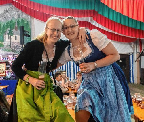 Auftakt mit Maß(ss)! Die Stimmung im Festzelt war grandios. Fotos wimmer