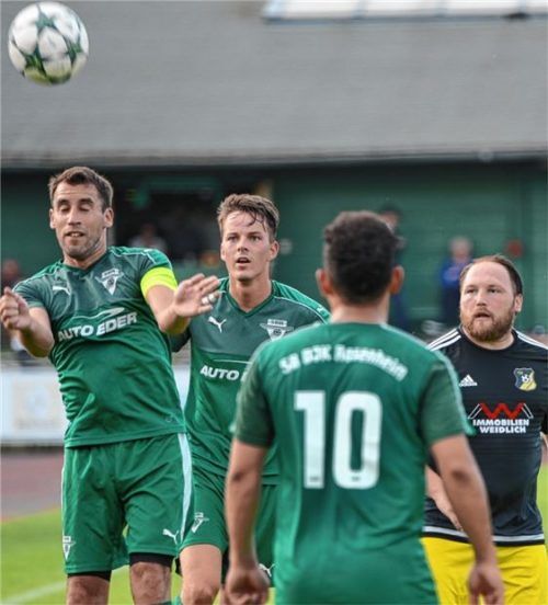 Augen zu und durch heißt es für die Sportbündler Christoph Börtschök, Quirin Wolfrum und Yasin Temel (von links) gegen Moosachs Florian de Prato.Foto Ruprecht