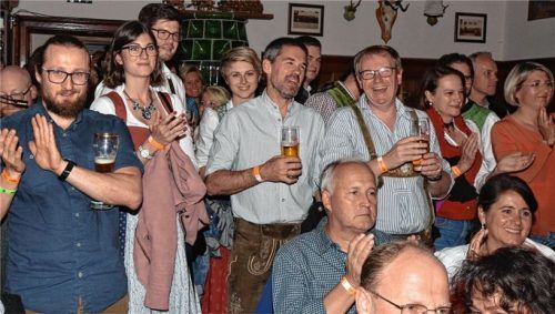 Ausgelassene Stimmung im Flötzinger Löchl: Zur Musik von „Chaingang“ wurde gesungen, geschunkelt und getanzt.