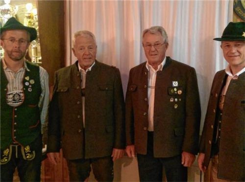 Ausgezeichnet durch den Ersten Schützenmeister Armin Klieber (von links) wurden Friedl Hauser (40 Jahre Mitglied) und Helmut Klinger (50 Jahre Mitglied), daneben Zweiter Schützenmeister Hermann Dodl.Foto re