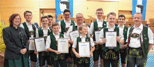 Ausgezeichnete Musiker (von links): Michaela Haindl (Bezirksjugendleiterin Musikbund von Ober- und Niederbayern) zeichnete Lorenz Maurer, Christoph Sinhart, Mathias Weyerer, Markus Lomatsch, Michael Auer, Franz Weyerer, Martin Lerch junior, Michael Brunner, Fabian Brunner und Vinzenz Egger mit Musikerleistungszeichen im Beisein von Erstem Vorstand Franz Schober aus.Foto Steffenhagen