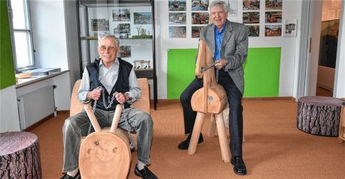 Ausprobiert: Arno Kurz (links) und Klaus Friede vom Museumsteam testeten bei der Eröffnung einige der hölzernen Spielgeräte gleich einmal selbst. Fotos Schlecker
