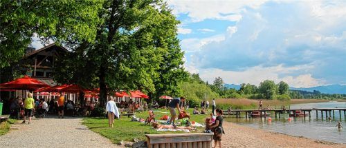 Baden, Speisen, Genießen, Auszeit vom Alltag: Der Seewirt in Ecking, Riedering, wird künftig von Anna Quint und Eduard Kalem bewirtschaftet und bietet traditionelle bayerische Küche. Am Samstag, 26. Mai, ab 12 Uhr können sich Gäste mit schmackhaften Gerichten wie Spanferkel und frischem Steckerlfisch zu Live-Musik von der „Sturzboch-Musi“ verwöhnen lassen. Fotos tn