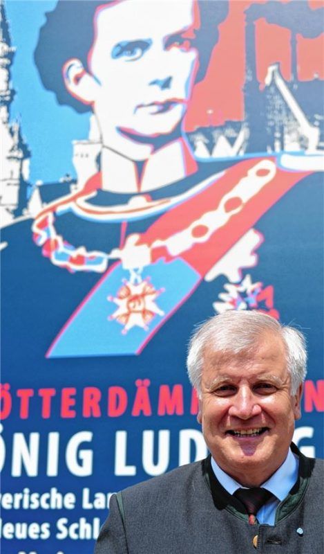 Bayerns damaliger Ministerpräsident Horst Seehofers vor der Werbetafel, mit der im Jahr 2011 für die Landesausstellung „Götterdämmerung König Ludwig II.“auf Herrenchiemsee geworben wurde.Foto dpa