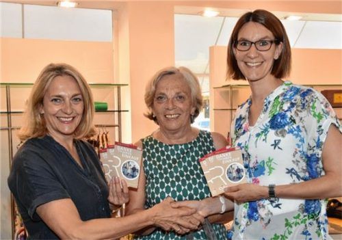 Bedankten sich gestern bei Kundin Hilde Geidobler (Mitte): Christine Stiglauer, Inhaberin des Modegeschäftes Simon M. (links), und Sabrina Obermoser, Geschäftsführerin des City-Managements e.V. (rechts). Foto Schlecker