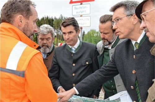 Bei der Begehung: (von links) Matthias Geitz, Jakob Hündl, der jagdpolitische Sprecher Eric Beißwenger, Vizepräsident des bayerischen Jagdverbandes Thomas Schreder, CSU-Landtagsabgeordneter Otto Lederer und der Vorsitzende der Jägervereinigung Rosenheim Werner Zwingmann.