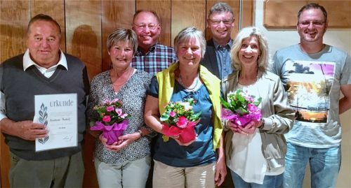 Bei der Sportlerehrung (von links): Rudolf Kirschner (50 Jahre), Frieda Mummert (40 Jahre), Josef Sedlmaier (40 Jahre), Andrea Kuzminsky (40 Jahre), Zweiter Bürgermeister Fritz Meisinger, Renate Fischer (40 Jahre) und der Zweite Vorsitzende des Sportvereins Prutting, Robert Heilmann.Foto niessen