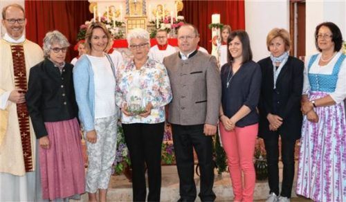 Bei der Vorstellung des neuen Pfarrgemeinderates (von links): Pfarrer Klaus Hofstetter, Gemeindereferentin Ursula Stacheder, Anita Aicher, Sieglinde Fuihl, Peter Huber, Bettina Stoib, Elisabeth Fischer und Rosi Hötzelsperger.Foto reh
