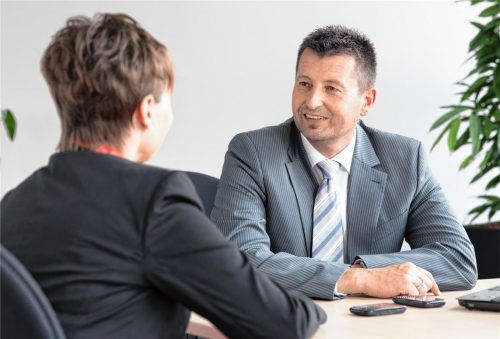Bei einem persönlichen Beratungsgespräch in der Arbeitsvermittlung lässt sich herausfinden, welche Qualifikationen für die Karriere vonnöten und sinnvoll sind. Foto agentur für arbeit
