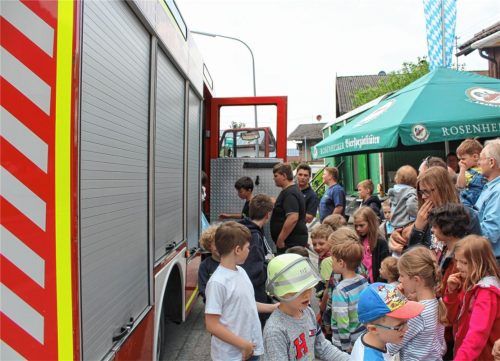 Beim „Tag der offenen Tür“ der Feuerwehr Flintsbach drängten sich die Kinder, ins Feuerwehrauto einsteigen zu dürfen. Ihr Interesse war riesig. Ab sofort können schon Siebenjährige bei der Kinderfeuerwehr mitmachen.Foto steffenhagen