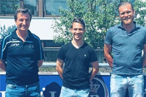 Beim TSV Bad Endorf heißen Sportlicher Leiter Sabi Vokrri (links) und Abteilungsleiter Alex Neiser (rechts) den neuen Trainer Stephan Thalhammer willkommen.