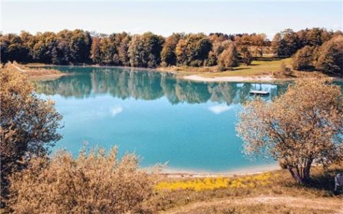 Beliebter Badesee: der Naturerlebnisweiher in Halfing. Das Floß (rechts) muss entfernt werden. Foto Ammelburger