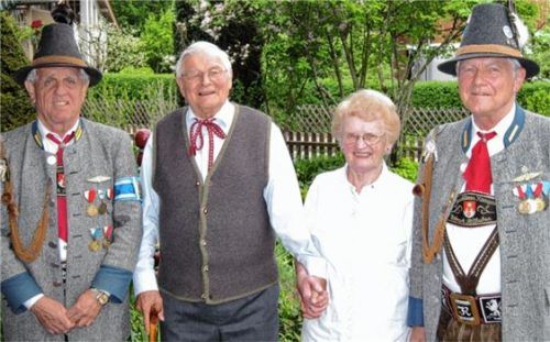 Besondere Verbundenheit: Jubilar Konrad Breitrainer mit seiner Frau Resi, eingerahmt von Oberleutnant Georg Wolf (links) und Leutnant Jürgen Röhrdanz von den Söllhubener Gebirgsschützen.Foto privat