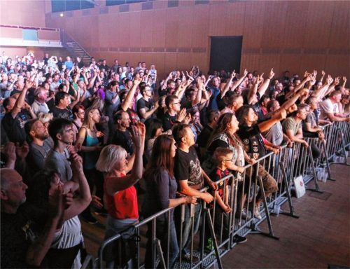 „Bonfire“ brachten den Stadtsaal zum Brennen