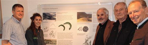 Bürgermeister Hubert Wildgruber, Nicola Neumeier (Touristinfo), Museumsbetreuer Michael Steigenberger, Grafiker Hans Stölzl und Norbert Schön (Historischer Verein, von links) freuen sich über den außergewöhnlichen Sichelfund.Fotos gruber