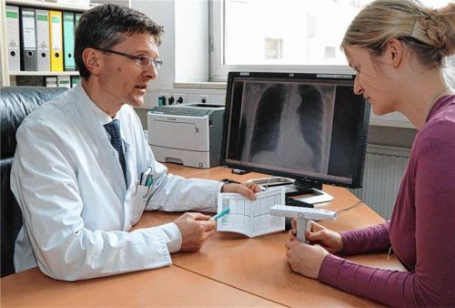 Chefarzt und Lungenfacharzt Prof. Dr. Stephan Budweiser erläutert Sinn und Zweck des Rosenheimer Netzwerks „Schweres Asthma“. Foto  re