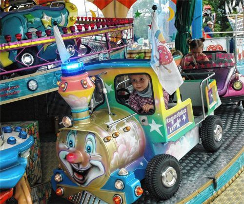 Darauf freuen sich die kleinen Besucher: das Kinderkarussell. Daneben gibt es natürlich viele bewährte Fahrgeschäfte wie den Autoscooter und die Los- und Schießbude.