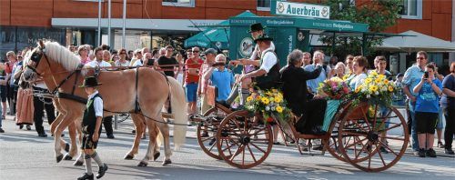 Das Bad Aiblinger Pfingstvolksfest beginnt am heutigen Freitag. Nach dem Freibierausschank am Marienplatz setzt sich der prächtige Festzug mit den Brauereivertretern, dem Feswirt, den Honoratioren der Stadt und den örtlichen Vereinen Richtung Festzelt in Bewegung.
