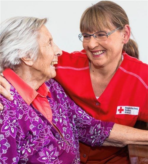Das Bayerische Rote Kreuz bietet Unterstützung wie den Hausnotruf, Fahr- und Besuchsdienst oder Haushaltshilfen an.
